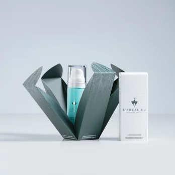Produit cosmétique Laubalieu mis en valeur dans un emballage évoquant des feuilles, symbolisant notre engagement envers la nature et l'innovation